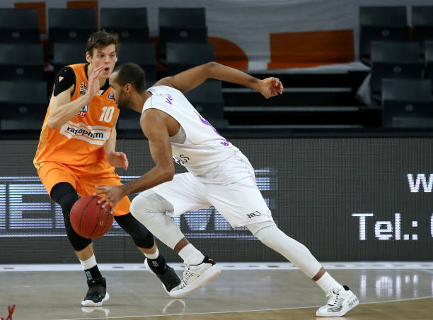 周围伴随着 周围伴随着